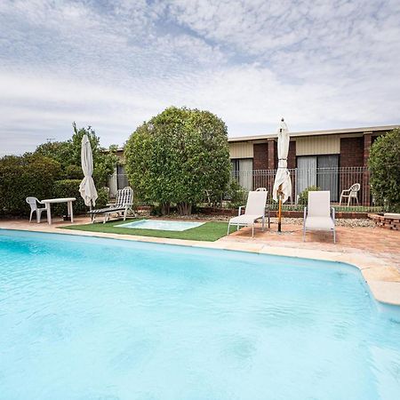 Riviana Motel Deniliquin Dış mekan fotoğraf