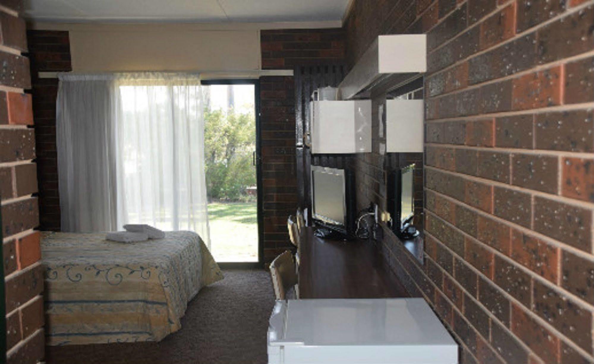 Riviana Motel Deniliquin Dış mekan fotoğraf